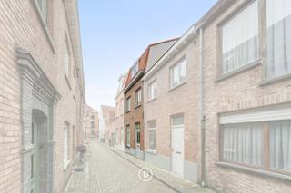 Situation dans la rue Paalstraat, cette agréable maison allie proximité, calme et fonctionnalité.Au rez-de-chaussée, vous entrez par le hall d'entrée...