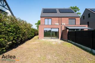 Op een boogscheut van de Lembeekse bossen, aan de Vierweegse richting Sleidinge, vinden we deze lichtrijke nieuwbouw woning terug. De woning is opgebouwd met een oog voor detail en kwaliteit. Dankzij de vele inspanningen inzake energie, zal de woning een BEN-label halen (E-peil lager dan 30). <br /><br />Er wordt gewerkt met een ventilatiesysteem D, zonnepanelen, vloerverwarming,... Alles is voorzien voor een woning te hebben voor de toekomst !<br /><br />De woning staat op een perceel van 321m² met een zuidwest gerichte tuin met open zicht. De tijdloze architectuur in combinatie met het prachtige houtwerk aan de voorzijde, maken een echte parel van deze nieuwbouw woning. De bewoonbare oppervlakte bedraagt maar liefst 184m² !<br /><br />De woning is zo goed als afgewerkt waarbij er nog eigen keuze is voor de keuken, vloeren op de verdieping, badkamermeubel en eventueel ligbad. Het terras wordt nog aangelegd en is ook inbegrepen in de prijs. <br /><br />Indeling:<br />- ruime inkomhal met vestiaire<br />- gastentoilet<br />- grote berging/wasplaats<br />- open ingerichte keuken<br />- zeer lichtrijke leefruimte met zicht op de tuin <br />- nachthal<br />- badkamer met inloopdouche, ligbad en badkamermeubel<br />- apart toilet boven<br />- 2 slaapkamers op verdiep 1<br />- vaste trap naar de 2de verdieping<br />- 2 slaapkamers op verdiep 2<br /><br />Prijs grondaandeel: € 128.000,00<br />Prijs constructieaandeel: € 336.000<br /><br />Prijs exclusief 12% registratierechten op grond en 21% BTW op constructie. <br /><br /><br />Vraag uw bezoek aan en kom deze fantastische woning ontdekken!<br />