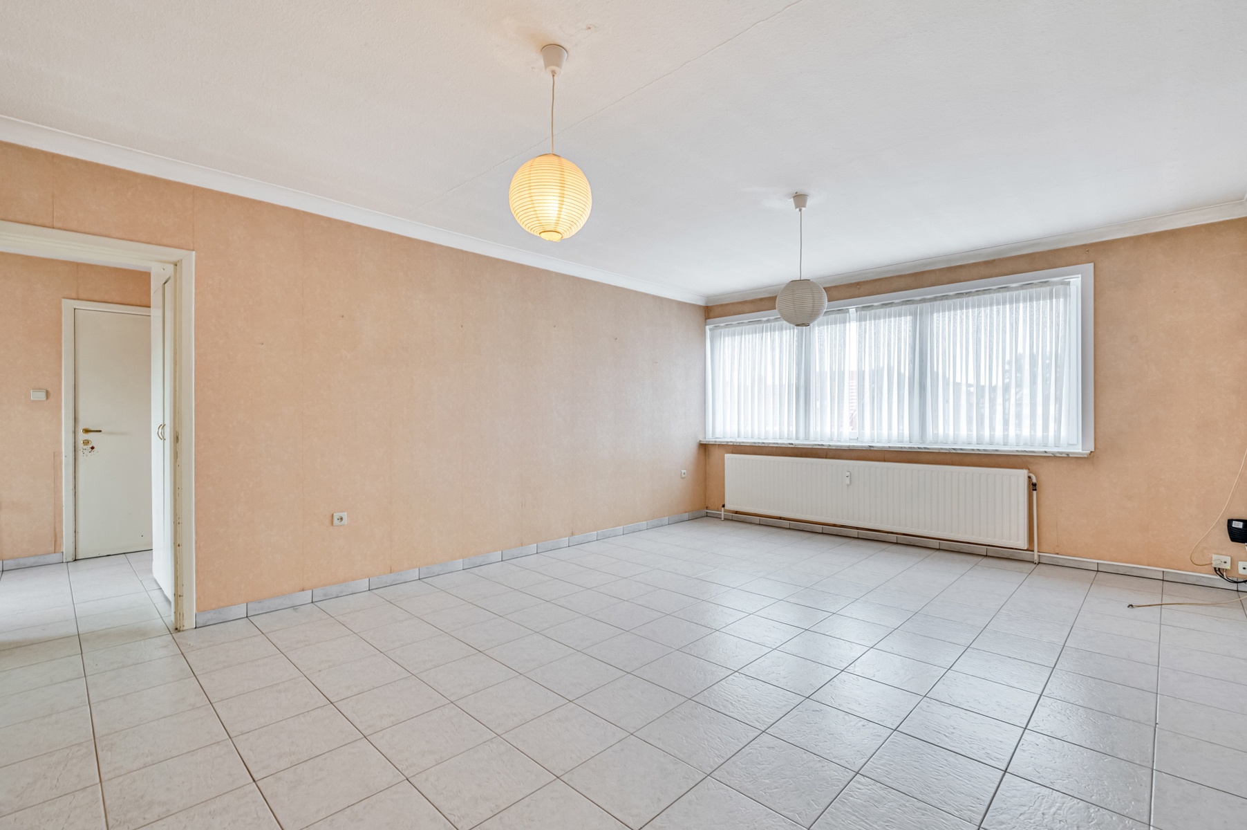 Op te frissen appartement met 2 slaapkamers en terras - foto 1