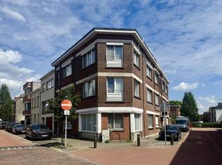 Dit gezellige appartement op de eerste verdieping is ideaal gelegen in het charmante Hemiksem, met een vlotte verbinding naar de A12 en in...