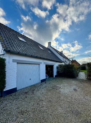 TE HUUR - ZOMERGEM. Op een uitzonderlijk rustige locatie in Zomergem vind je deze karaktervolle, volledig gerenoveerde fermette met...