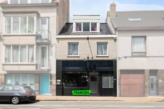 Op een commerciële topligging langs de Nieuwpoortsesteenweg in Mariakerke, stellen wij dit veelzijdige handelshuis te koop in Oostende voor. Deze eigendom combineert een volledig gerenoveerde gezinswoning met een ruim casco handelspand, wat tal van mogelijkheden biedt voor wie wonen en werken wil combineren of op zoek is naar een interessante investering.<br /><br />De woning beschikt over een bewoonbare oppervlakte van 228 m² op een perceel van 132 m² en werd grondig vernieuwd. Zo werden onder meer alle leidingen vervangen en de daken vernieuwd. Op het gelijkvloers vindt u een inkomhal met gastentoilet, een lichtrijke leefruimte met open keuken, gezellige zithoek en eetplaats. Een doorgang naar het handelspand is mogelijk en kan eenvoudig opnieuw geopend worden.<br /><br />Op de eerste verdieping bevinden zich twee ruime slaapkamers, een praktische dressing met aansluiting voor de wasmachine en een comfortabele badkamer uitgerust met dubbele wastafel, ligbad en douche. De zolderverdieping biedt extra mogelijkheden met een grote slaapkamer en een bijkomende kamer, ideaal als bureau, speelkamer of logeerkamer. Bovendien bestaat de mogelijkheid om op de eerste verdieping een aangenaam dakterras te creëren.<br /><br />Het casco handelspand beschikt reeds over sanitaire voorzieningen en leent zich perfect voor uiteenlopende commerciële activiteiten. Denk aan een kledingzaak, kantoor, praktijkruimte of andere zelfstandige activiteiten. Dankzij de uitstekende zichtbaarheid en centrale ligging in Mariakerke geniet u hier van een maximale bereikbaarheid en passage.<br /><br />Met een EPC-label C (249 kWh/m²), een instapklare woning en een handelspand boordevol potentieel, vormt deze eigendom een unieke opportuniteit in Oostende.<br /><br />Interesse in deze veelzijdige eigendom te koop in Mariakerke? Contacteer Immo Francois vandaag nog voor meer informatie of een bezoek ter plaatse.<br /><br />
