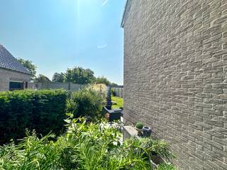Instapklare recente woning, perfect uitgerust en voorzien van alle praktisch comfort, dé perfecte gezinswoning!<br />De woning heeft volgende indeling:<br />- GELIJKVLOERS: inkomhal met apart toilet, lichtrijke leefruimte met uitgeruste keuken, praktische wasplaats/bijkeuken, 1e VERDIEPING: nachthal, 3 slaapkamers, badkamer (dubbele lavabo en douche), 2e VERDIEPING: nachthal, 4e slaapkamer of polyvalente ruimte, zolder, technisch lokaal/berging, BUITENOMGEVING: private oprit, tuin met zonneterras, onmiddellijk doorgang naar de achtergelegen garage.<br />TECHNISCH/UITRUSTING: keramische tegelvloeren, centrale verwarming aardgas, zonneboiler, zonnepanelen, regenwater, uitgeruste wasplaats (met bijkeuken), voorzien van lichtarmaturen (muv living en slaapkamers). <br />Instapklare woning, vrij 1 januari 2027!