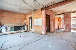 Vandaag nemen we je mee naar deze toffe woning, gelegen in een rustige straat, doch op wandelafstand van het centrum van Bornem. <br /><br />Maak jij van dit huis jouw thuis? De ruwbouwwerken werden alvast uitgevoerd alsook de voorbereiding voor sanitair en elektriciteit. <br /><br />Bij binnenkomst via de linkerkant van de woning, betreden we de inkomhal die rechtstreeks toegang biedt tot de ruime en lichte leefruimte. Deze veelzijdige leefruimte biedt plaats voor zowel leefruimte in combinatie met een bureau. Aansluitend vind je de eetkamer, die overgaat in de open keuken met zicht op de tuin. Naast de keuken bevindt zich een praktische wasplaats/berging, een douche en toegang tot de tuin.<br /><br />Op de eerste verdieping bevinden zich momenteel twee slaapkamers, waarvan één slaapkamer is opgesplitst met aansluitend een dressing. Indien gewenst kan je een deur plaatsen naar de dressing en tover je deze om naar een derde slaapkamer. Daarnaast is er een dressingkamer die toegang geeft tot de badkamer. De ruime badkamer biedt plaats voor een douche, bad, dubbele lavabo en een toilet. Vanuit deze dressing heb je toegang tot het terras.<br /><br />Via een uitschuifbare trap bereik je de opbergzolder.<br /><br />Als extra is er nog een garage.<br /><br />De tuin biedt nog vele opties qua inrichting. Als troef geniet je van een mooi uitzicht op het achtergelegen bos.<br /><br />Heb je interesse in deze woning?<br />Neem gerust contact op via yordi@julimmo.be of 0473 76 18 07.