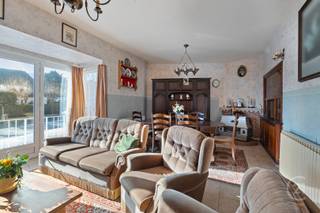 Dit appartement op de gelijkvloers in Westende-Bad biedt een uitstekende renovatiekans. Het beschikt over drie slaapkamers, een badkamer, een...