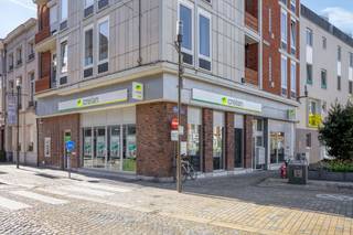 Aan de Hoogstraat 32 in Mechelen bieden wij dit instapklare handelspand op het gelijkvloers te koop aan. Dankzij de hoekligging geniet het pand van een uitstekende zichtbaarheid, een belangrijke troef voor wie zijn zaak in de kijker wil zetten.<br /><br />Met een oppervlakte van 164 m² biedt het pand tal van mogelijkheden. Het is momenteel ingericht als bankkantoor en beschikt over een verzorgde, professionele uitstraling. De bestaande inrichting vormt een interessante basis voor een kantoor, een dienstverlenende activiteit of een commerciële invulling.<br /><br />Het pand beschikt over ruime parking vlak naast de deur, een EPC-label B en wordt te koop aangeboden wegens de verhuis van de huidige gebruiker.<br /><br />Op zoek naar een instapklare locatie voor uw onderneming in Mechelen? Contacteer ons via 0477/ 29 72 50 of ken@immovos.be voor meer informatie of een bezoek.