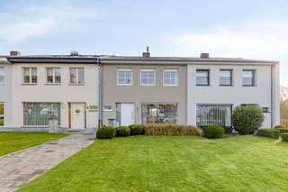 Welkom in uw nieuwe droomwoning aan de Meidoornlaan 41 in Wetteren! <br />Deze prachtige gezinswoning combineert comfort, elegantie en een topligging. Met een grondoppervlakte van 189 m² en een bewoonbare oppervlakte van 140 m² biedt deze woning alle ruimte die u zoekt.<br /><br />Stap binnen en ontdek drie ruime slaapkamers, perfect voor het hele gezin of voor wie graag een thuiskantoor of hobbyruimte wenst. <br /><br />In de lichtrijke leefruimte voelt u zich meteen thuis, dankzij de sfeervolle indeling en toegang tot het overdekt terras. Hier geniet u van heerlijke zomerdagen met vrienden of familie. <br /><br />De moderne badkamer is uitgerust met alle comfort en biedt de perfecte plek om te ontspannen na een drukke dag. <br /><br />De stijlvolle keuken creëert een warme huiselijke sfeer en nodigt uit tot gezellig tafelen. <br /><br />Parkeren is geen probleem: de woning beschikt over zowel een garage, die apart bij te kopen is, alsook buitenparkeermogelijkheden aan de straatzijde. Uw auto staat altijd veilig en droog. <br /><br />De tuin van 55 m² is een oase van rust waar u tot rust komt, kinderen kunnen spelen of u uw groene vingers kunt laten spreken. <br /><br />De ligging in Wetteren is ideaal: u woont in een rustige buurt, dichtbij scholen, winkels en openbaar vervoer, terwijl het centrum en uitvalswegen snel bereikbaar zijn.<br /><br />Dit alles voor een bijzonder aantrekkelijke prijs van €260.000 + €25.000 mits u de bijhorende garage erbij wenst! <br />Mis deze unieke kans niet en maak snel een afspraak voor een bezichtiging. <br /><br />Bij Albert kom je thuis.<br />Voor meer informatie of het inplannen van een bezoek: