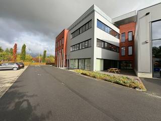 Deze moderne en instapklare kantoorruimte van 491 m² is gelegen op een uitstekende locatie vlakbij de R4 in Evergem. De nieuwbouw op de...