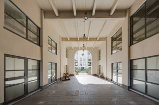 <p>In een historisch gebouw met uitgesproken industrieel karakter aan de Van de Wervestraat, op een boogscheut van Park Spoor Noord en het Antwerpse Eilandje, bevindt zich deze uitzonderlijk ruime en karaktervolle loft. Gelegen in het rustige binnengebied combineert dit unieke eigendom authentieke elementen, royale volumes en een bijzonder flexibele indeling.<br />Via de inkomhal met vestiaire en gastentoilet betreden we de indrukwekkende leefruimte, volledig afgewerkt met parket en gekenmerkt door een aangename plafondhoogte. De ruime industriële keuken is volledig uitgerust met onder meer een stoomoven, hete luchtoven, inductiekookplaat en één gaskookpit, koelkast, diepvries en vaatwasser. Vanuit de leefruimte is er toegang tot twee aangename terrassen, aan de voor- en zijkant van de loft, beide met een gunstige zuidoriëntatie.<br /><br />Een industriële trap leidt naar de mezzanine, waar zich twee ruime slaapkamers bevinden. Aansluitend aan de leefruimte vinden we een praktische was- en technische berging en een royale, centraal gelegen badkamer met groot ligbad, inloopdouche, dubbele lavabo en toilet. De aansluitende inloopdressing met ingemaakte kasten zorgt voor extra comfort en opbergruimte. Vanuit de inkomhal is bovendien een bijkomende slaapkamer bereikbaar, voorzien van dubbele ramen die rechtstreeks toegang geven tot één van de terrassen.<br /><br />Een bijzondere extra troef is het afzonderlijke gedeelte dat via een wenteltrap bereikbaar is. Dit gedeelte beschikt over een eigen leefruimte, (rudimentair) keukenblok, douchekamer met toilet en een ruime kamer op de bovenverdieping kan dit gedeelte perfect functioneren als aparte studio, gastenverblijf, werkruimte of bijkomende slaapvertrekken. Hierdoor leent de loft zich eveneens uitstekend tot co-housing of een combinatie van wonen en werken.<br /><br />Tot slot vormt de ondergrondse autostaanplaats een belangrijke meerwaarde en zorgt deze voor extra comfort op deze centrale Antwerpse locatie. Deze staanplaats is bij aan te kopen.<br />Een unieke loft voor wie op zoek is naar ruimte, industrieel karakter, buitenruimte en tal van indelingsmogelijkheden op een uitstekende locatie nabij Park Spoor Noord en het Eilandje.<br /><br />Interesse in deze unieke loft?<br />Contacteer ons via 03 337 50 70 of info@vbvastgoed.be voor meer info of een bezoek ter plaatse.</p>