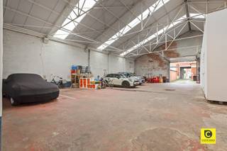 Dwelling + rear warehouse and showroom (450m²)...