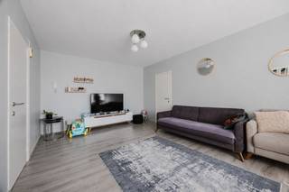 SITUATION<br /><br />Découvrez cet appartement de deux chambres avec terrasse, situé à Gand. Cet appartement offre un mélange idéal de confort et d'accessibilité. En transports en commun, vous rejoignez le centre-ville de Gand en quelques minutes, où vous pourrez profiter de toutes les commodités de la ville. La proximité d'axes routiers importants, tels que la R4 et la gare de Gand-Dampoort, garantit une excellente accessibilité. Dans les environs, vous trouverez plusieurs espaces verts (VolksTuintjes, Paviljoenpark, etc.), une aire de jeux, Dok Noord et le Houtdok. Le tout avec un MobilScore de 9,1 !<br /><br />AGENCEMENT<br /><br />En entrant, vous accédez au hall d’entrée, où il y a suffisamment de place pour un vestiaire. Vous arrivez ensuite dans le salon lumineux avec vue sur le jardin commun et l’aire de jeux. Depuis le salon, vous avez un accès direct à la terrasse ensoleillée orientée à l’est, idéale pour se détendre. La cuisine est équipée de tout le confort nécessaire et dispose d’un raccordement pour une machine à laver.<br /><br />L’appartement comprend également deux chambres, une salle de bains avec douche et des toilettes séparées, ce qui offre un confort d’utilisation supplémentaire.<br /><br />L’appartement a été entièrement rénové en 2023 et bénéficie d’un label EPC B avantageux.<br /><br />Les charges mensuelles s’élèvent à 294 €, eau et chauffage compris.<br /><br />ATTOUS<br /><br />- Cave privée et local à vélos commun inclus<br />- Nombreuses places de stationnement<br />- Bonne accessibilité<br /><br />Ne manquez pas cette opportunité et contactez Andreas pour plus d'informations et/ou pour une visite : 0472 61 00 00