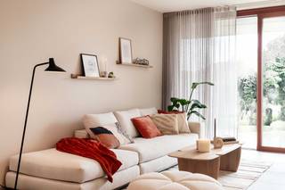 <h2>Over het appartement</h2>

<p>Dit volledig nieuw appartement combineert modern comfort met een uitstekende ligging. Er is een aparte privé-ingang wat zorgt voor een &amp;quot;huis-gevoel&amp;quot;. Het ruime terras met tuintje en de lichtrijke leefruimtes zorgen voor een aangename woonervaring, zowel voor jong als oud. Een privé staanplaats maakt het plaatje compleet.</p>

<h2>Locatie en omgeving</h2>

<p>Gelegen in het hart van Roeselare, dichtbij winkels, openbaar vervoer en alle voorzieningen. Alles wat u nodig heeft, bevindt zich op wandelafstand.</p>

<h2>Indeling van het appartement</h2>

<p>Het appartement beschikt over een inkomhal, ruime leefruimte met veel lichtinval door de grote raampartijen, volledig uitgeruste open keuken, twee slaapkamers, een badkamer, apart toilet, berging en een groot terras met tuintje van maar liefst 19 m². Bovendien beschikt het over een staanplaats.</p>

<h2>Energiezuinigheid</h2>

<p>Dankzij de recente bouw (2024), dubbele beglazing en vloerverwarming via een warmtenet, geniet u van een comfortabel en energie-efficiënt wooncomfort.</p>

<h3>Troeven op een rij:</h3>

<ul><li>Volledig nieuw en instapklaar</li><li>Lichtrijke ruimtes</li><li>Privé staanplaats te huur voor 50 euro</li><li>Toplocatie in het centrum van Roeselare</li></ul>

<h2>Bezoek aanvragen?</h2>

<p>Gelieve uw kandidatuur eerst te registreren via volgende link: https://mijnhuurprofiel.be/property/731456d5-f2a7-42b4-ab8d-ee2a9a299d4f</p>