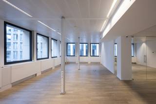 Het gebouw is gesitueerd in het hart van het Europese wijk. Zeer dicht bij het het Europees comité en het Europees parlement. Gemakkelijk...