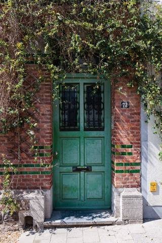 Meer info of een bezoek: gelieve te bellen naar 0485/321.842.<br />Vlakbij het Sint-Pieters Station staat deze karaktervolle woning met een oorsprong begin de jaren 1900. De ruime burgerwoning deelt de straat met de Sint-Paulskerk en -school en heeft het voordeel dat wonen centraal staat en rust met zich meebrengt, daar waar de Kortrijksesteenweg en de stationsomgeving alle dagelijkse voorzieningen bieden van winkels, openbaar vervoer e.a. De woning werd begin de jaren 2000 gerenoveerd op gebied van dubbele beglazing, zonnepanelen, een zonneboiler en herinrichting van de keuken. Authentieke elementen zoals de plankenvloer, de schouwmantels, sierlijke trappen en typische (dubbele) houten deuren zijn mooi bewaard gebleven. Het ruimtelijk gevoel is op elke verdieping een aanwezige troef. Op het gelijkvloers is er een brede inkom met trappenhal en apart toilet, eveneens toegang naar de kelder die als was- en stockageplaats dient. Aan de straatzijde situeert zich de keuken, gevolgd door plaats voor een eetkamer en een lichtrijke aanbouw waarin de woonkamer met inbouwhaard zich bevindt met zicht op en toegang naar de natuurlijk aangelegde tuin. Boven is er een slaapkamer en een badkamer (die met het terugplaatsen van de originele scheidingswand, opnieuw plaats maakt voor een volwaardige 2de slaapkamer). De verdieping hoger is open tot in de nok en heeft nog een mezzanine met trap, ideaal om in te richten als een apart verblijf, kamer voor tieners, hobbyruimte, ...