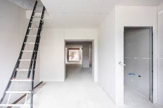 Voor verdere info of een vrijblijvende waardebepaling van uw eigendom: jordi.broes@homixx.be of 016 199 340.<br /><br />Bent u op zoek naar een uniek project op een toplocatie? Wij stellen u graag deze royale gesloten bebouwing voor in de Stationsstraat te Keerbergen. Deze woning wordt casco verkocht, wat u de kans biedt om de binnenkant volledig naar eigen smaak, stijl en budget in te richten. De structurele werken zijn reeds met oog voor detail uitgevoerd, waardoor u een stevige en hoogwaardige basis heeft om uw droomwoning op te realiseren.<br /><br />Bij het betreden van de woning valt direct het enorme potentieel op, mede dankzij de indrukwekkende bewoonbare oppervlakte van maar liefst 227 m². De geplande indeling voorziet in een lichte leefruimte die naadloos overvloeit in een open keuken, het toekomstige kloppende hart van uw thuis. Grote raampartijen zorgen voor een overvloed aan natuurlijk licht en bieden directe toegang tot het gezellige terras. Daarnaast is er op het gelijkvloers ruimte voorzien voor een praktische berging/wasplaats en twee toiletten voor optimaal gebruiksgemak.<br /><br />Op de verdiepingen biedt deze woning ruimte voor maar liefst vier slaapkamers en twee badkamers, ideaal voor een groot gezin of wie nood heeft aan extra bureau- of hobbyruimte. De woning is gelegen op een perceel van 180 m² op een uiterst centrale locatie, waardoor winkels, scholen en openbaar vervoer zich op wandelafstand bevinden. Kortom, een unieke opportuniteit om een ruime gezinswoning volledig naar uw eigen hand te zetten!