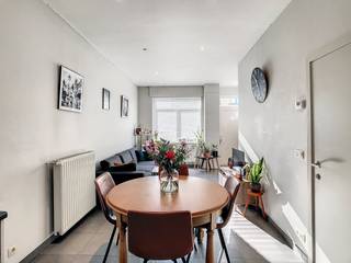 Deze energiezuinige woning bestaat uit: *Gelijkvloers:- apart toilet - living met open volledig geïnstalleerde keuken voorzien van oven,...