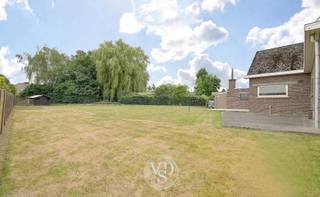 Deze ruime (net geen 200m²) opgefriste woning verwelkomt u met een inkomhal, een ruime en lichtrijke leefruimte, een afzonderlijke keuken, een badkamer, een apart toilet en een slaapkamer op het gelijkvloers. <br />Op de verdieping bevinden zich nog drie volwaardige slaapkamers.<br /><br />Verder beschikt de woning over een handige wasplaats, een riante kelder en een inpandige garage. <br />De praktisch te onderhouden tuin vormt een aangename buitenruimte, en is bijkomend voorzien van een tuinberging. <br /><br />Met enkele gerichte energetische aanpassingen kunt u deze woning omvormen tot de ideale gezinswoning.