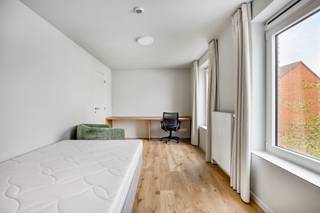 <span><strong>**Vraag uw brochure/bezoek aan**</strong></span><br /><br /><span>De </span><strong>Brusselsestraat</strong><span> is een van de oudste en belangrijkste toegangswegen tot het centrum van Leuven. De straat ontleent haar naam aan de historische verbindingsweg tussen Leuven en Brussel. Oorspronkelijk was deze straat opgedeeld in drie delen, elk met een eigen benaming.</span><br /><strong>Residentie</strong><span> </span><strong>Vinea</strong><span> bevindt zich specifiek in het deel genaamd de Wijngaardstraat, waarvan de residentie ook haar naam afleidt. Dit pand geniet van een uitstekende ligging in het hart van Leuven, in de onmiddellijke nabijheid van diverse faculteiten, voorzieningen en het UZ Gasthuisberg.</span><br /><span>De residentie omvat </span><strong>8 studentenkamers</strong><span>, elk uitgerust met </span><strong>eigen sanitair</strong><span>. Op het gelijkvloers is een </span><strong>inpandige fietsenstalling</strong><span> voorzien, terwijl de eerste verdieping beschikt over een</span><strong><span> </span>gemeenschappelijke keuken</strong><span> met een aangenaam </span><strong>terras</strong><span>. Naast de functionele indeling zorgen de </span><strong>kwalitatieve materiaalkeuze</strong><span> en de </span><strong>hoogwaardige afwerking</strong><span> voor een duidelijke meerwaarde en een hedendaagse uitstraling van het gebouw.</span><br /><br /><span>UNIT 00.01: Kamer gelijkvloerse verdieping aan de voorzijde (15,84 m2) met privatieve badkamer.</span><br /><span>UNIT 01.01: Kamer eerste verdieping aan de voorzijde (16,76 m2) met privatieve badkamer</span><br /><span>UNIT 01.02: Kamer eerste verdieping aan de achterzijde (20,86 m2) met privatief terras en badkamer</span><br /><span>UNIT 02.01: Kamer tweede verdieping aan de voorzijde (16,76 m2) met privatieve badkamer</span><br /><span>UNIT 02.02: Kamer tweede verdieping aan de achterzijde (15,77 m2) met privatieve badkamer</span><br /><span>UNIT 02.03: Kamer tweede verdieping aan de achterzijde (15,35 m2) met privatieve badkamer</span><br /><span>UNIT 03.01: Kamer derde verdieping aan de voorzijde (16,76 m2) met hoogslaper en privatieve badkamer</span><br /><span>UNIT 03.02: Kamer derde verdieping aan de achterzijde (15,00 m2) met hoogslaper en privatieve badkamer</span><br /><br /><span><strong><span>Interesse in een bezoek ter plaatse? Met plezier ! Contacteer onze Expert Investeringsvastgoed Jacky: 0495 53 46 49 of jacky@connect-immo.be</span><br /></strong><br />EPB Startverklaring!<br />*Foto's zijn referenties van voorgaande gerealiseerde projecten</span>