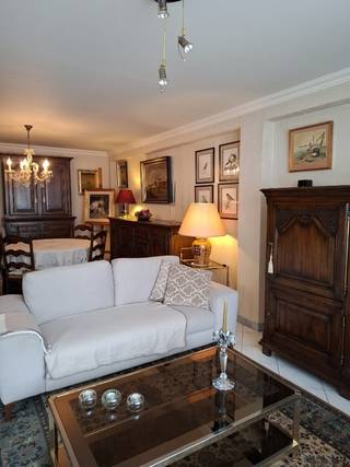 Residentie Leokadia is een appartementencomplex gelegen in het hart van Oostende, een bruisende kuststad in België. Dit moderne gebouw biedt een mix van comfortabele en stijlvolle appartementen die perfect zijn voor woonst of zowel korte als lange verblijven.<br /><br />De appartementen zijn voorzien van alle gemakken die u zich kunt wensen, waaronder een volledig uitgeruste keuken, een ruime woonkamer en een balkon. Er zijn 2 volwaardige slaapkamers. Daarnaast is er ook een lift in het gebouw, waardoor de appartementen toegankelijk zijn voor mensen met beperkte mobiliteit.<br />Op wandelafstand vindt u tal van restaurants, winkels en bezienswaardigheden, waaronder het prachtige strand en de levendige boulevard. Daarnaast zijn er ook goede verbindingen met het openbaar vervoer, waardoor u gemakkelijk de rest van de stad en de omliggende regio kunt verkennen.<br /><br />Of u nu op zoek bent naar een comfortabele uitvalsbasis voor een ontspannen strandvakantie of een appartement om te wonen, da biedt dit pand alles wat u nodig heeft voor een aangenaam verblijf in Oostende. Eventuele overname meubels is bespreekbaar. Fietsenberging aanwezig.