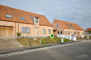 In het rustig gelegen Amougies ligt deze <strong>casco nieuwbouw</strong>, perfect gecombineerd met rust, comfort en een toplocatie. Alle voorzieningen zoals winkels, scholen en openbaar vervoer zijn dichtbij, en de woning ligt centraal tussen <strong>Avelgem, Kluisbergen en Ronse</strong>.<br /><br /><strong>Indeling van de woning:</strong>
<ul>
	<li>Gelijkvloers: inkomhal, gastentoilet, ruime woon- en eetkamer, keuken, berging/wasplaats en <strong>carport</strong></li>
	<li>Eerste verdieping: overloop met ruimte voor bureau of dressing, badkamer en <strong>3 zeer ruime slaapkamers!</strong></li>
</ul>
Deze woning wordt <strong>casco te koop aangeboden</strong>,<strong> al is er wel de mogelijkheid de woning afgewerkt aan te kopen.</strong><br /><br />Wonen hier betekent genieten van moderne luxe in een rustige omgeving, met prachtige vergezichten op de Kluisberg.<br />Meer info of een bezoek plannen? Contacteer Kyamo De Smet op 0479 06 13 71.