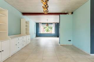 <p><span>Op zoek naar een instapklare & rustig gelegen woning? Dan is dit jouw kans!</span></p><p><span> </span></p><p><span>Deze charmante woning is rustig gelegen in een groene omgeving, maar geniet tegelijk van een vlotte verbinding naar belangrijke invalswegen. </span></p><p><span>Dankzij de dubbele beglazing (buitenschrijnwerk: PVC), de condenserende pelletketel en de spouwmuurisolatie geniet je hier van een aangenaam wooncomfort.</span></p><p><span>Het huis is bovendien asbestveilig en beschikt over een energielabel D - met een eenvoudige dakisolatie kan dit (cfr het afgeleverd EPC) zelfs naar label C!</span></p><p><span> </span></p><p><span>Indeling:</span></p><p><span>Gelijkvloers: Inkomhal, gezellige leefruimte, volledig ingerichte keuken, veranda, badkamer met ligbad, douche en lavabo, berging en afzonderlijk toilet.</span></p><p><span>Verdieping: Nachthal, toilet en drie slaapkamers.</span></p><p><span>Extra: Een kelder en zolder bieden opbergmogelijkheden.</span></p><p><span> </span></p><p><span>Dankzij het perceel van 8A 09CA geniet je van een aangename buitenruimte, ideaal om tot rust te komen in het groen.</span></p><p><span> </span></p><p><span>Troeven op een rij:</span></p><p><span>- Rustige, groene ligging met uitstekende bereikbaarheid</span></p><p><span>- Instapklaar, af te werken naar eigen smaak</span></p><p><span>- Asbestveilig</span></p><p><span>- Energiezuinige ingrepen reeds aanwezig (dubbele beglazing, spouwmuurisolatie, pelletketel)</span></p><p><span>- Elektrische installatie CONFORM AREI</span></p><p><span>- Aanwezigheid van kelder en zolder</span></p><p><span> </span></p><p><span>Kortom: Een woning die je meteen kan betrekken, met veel potentieel en een prachtige ligging!</span></p><p><span> </span></p><p><span>Breng snel een bezoek voor het te laat is! Neem contact op met Kenneth (kenneth.pollet@vastgoedhuys.be) op 0472/03 25 88 of met Melissa (melissa.cardaci@vastgoedhuys.be) op 0486/54 71 80.</span></p>