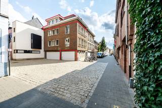 Gezellig 1-slaapkamerappartement met inpandige garage in hartje Leuven<br /><br />Ben je op zoek naar een charmant appartement in het bruisende centrum van Leuven? Dan is dit pand in de Ravenstraat, op de hoek met de Mussenstraat, misschien wel precies wat je zoekt!<br />Gelegen op de derde verdieping, biedt dit appartement een ideale basis voor wie houdt van stadsleven, met alles binnen handbereik. Met een beetje opfrissing maak je van deze woning een echte parel – perfect als investering, starterswoning of studentenverblijf. <br />Op het gelijkvloers is er een inpandige garage, beschikbaar mits meerprijs.<br /><br />Pluspunten op een rij:<br />-Toplocatie: op wandelafstand van winkels, openbaar vervoer, horeca en universiteiten<br />- Inpandige garage, beschikbaar mits meerprijs.<br />- 1 slaapkamer – compact maar functioneel<br />- Energiezuinig: EPC-label C<br /><br />Laat deze kans niet liggen! Contacteer BVM Vastgoed (016 23 21 45) vandaag nog voor meer info of een bezoek ter plaatse.