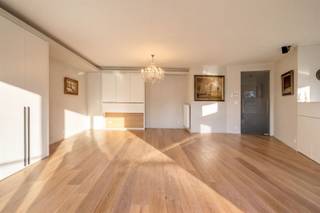 www.gravinadelahof7.beTijdloze luxe te midden van een idyllisch parklandschap! Deze prijs is een "bieden vanaf"-prijs. De verkoper behoudt zich het recht een bod al dan niet te aanvaarden.Thuiskomen was zelden zo verfijnd. In het prestigieuze Domein De Steelander, biedt dit uitzonderlijk royaal appartement een ongeëvenaard gevoel van rust, discrete luxe en natuurlijke elegantie. Dé blikvanger? Het adembenemende panoramisch zicht op de sierlijke vijvers en de weelderige parktuin – een groene oase van stilte en schoonheid, volledig vrij van inkijk. Binnen weerspiegelt het interieur dezelfde verfijning. Elk detail is doordacht: van op maat gemaakte inbouwkasten met geïntegreerde verlichting tot de exclusieve afwerking. De inkomhal leidt je naar de zonovergoten leefruimte, waar natuurlijke lichtinval en zichtlijnen optimaal zijn benut. De semi-open keuken is voorzien van natuurstenen werkblad, hoogwaardige inbouwtoestellen en een functionele berg/wasruimte. Het zuidgericht terras vormt het verlengde van de leefruimte. Hier geniet je in alle rust van het uitzicht, terwijl de (klein)kinderen zorgeloos kunnen spelen in het park. De nachthal met apart nachttoilet en een volledig ingerichte dressing op maat geeft toegang tot de masterbedroom met volledig uitgeruste badkamer. De 2e kamer, voorzien van een wastafel, biedt ruimte voor een bijkomende douche. Voor een optimaal binnenklimaat is airco discreet voorzien. Optioneel is er een zeer ruime garage beschikbaar met extra ruimte voor fietsen, rekken, etc... Voor wie enkel genoegen neemt met topklasse in afwerking.