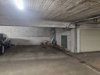 Binnen autostaanplaats voor één wagen in gemeenschappelijke garage.