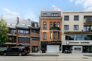 <p>Deze kantoorruimte in het centrum van Dilbeek is gelegen op een toplocatie met zicht op de kerk en bevindt zich op de derde verdieping van een kleinschalige residentie. De centrale ligging, vlak bij winkels, openbaar vervoer en andere voorzieningen, maakt dit pand bijzonder interessant voor vrije beroepen, zelfstandigen of investeerders die op zoek zijn naar een flexibel vastgoed met potentieel.</p><p>Hoewel het pand stedenbouwkundig geregistreerd staat als kantoorruimte, wordt het reeds geruime tijd verhuurd en gebruikt als appartement. Deze huidige indeling biedt een goed beeld van de mogelijkheden, maar dient steeds bekeken te worden in functie van de geldende stedenbouwkundige bestemming.</p><p>Bij het betreden van de ruimte kom je in een lichtrijke en ruime leefruimte van 33,75 m², gekenmerkt door grote raampartijen die zorgen voor een aangename natuurlijke lichtinval en een open gevoel. Aansluitend bevindt zich een open, volledig geïnstalleerde keuken die naadloos geïntegreerd is in de leefruimte.</p><p>Verder beschikt het pand over een badkamer uitgerust met een douche en een ruime slaapkamer van 16,53 m². Vanuit deze slaapkamer heb je directe toegang tot een groot zonneterras, een absolute meerwaarde die zorgt voor een aangename buitenruimte midden in het centrum.</p><p>De combinatie van licht, ruimte, terras en ligging maakt dit pand bijzonder aantrekkelijk voor diverse invullingen, zoals kantoorruimte, praktijkruimte of investering.</p><p>Belangrijk om te vermelden is dat het pand stedenbouwkundig bestemd is als kantoorruimte en niet als appartement. Het huidige gebruik als woonruimte is dus niet in overeenstemming met deze bestemming. Ben je op zoek naar een kantoorruimte in Dilbeek met potentieel en een centrale ligging, neem dan contact op voor meer informatie of plan een bezoek ter plaatse.</p><p>EPC : E</p>