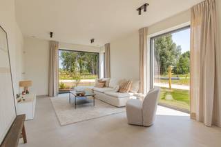 <h3><span>Jouw nieuwe thuis in Hof ter Heiken</span></h3><p><span>Deze woning maakt deel uit van </span><span>Hof ter Heiken</span><span>, een kleinschalig en duurzaam woonproject waar energiezuinig wonen, hedendaags comfort en een groene leefomgeving centraal staan. Dankzij de doordachte architectuur en kwalitatieve afwerking geniet je hier van een woning die volledig is afgestemd op het moderne gezinsleven.</span></p><p><span>Troeven van deze woning:</span></p><ul><li><span> Type: gesloten bebouwing</span></li><li><span> Doordachte indeling met ruime en lichtrijke leefruimtes</span></li><li><span> 3 volwaardige slaapkamers </span></li><li><span> ruime zolder (62,4m²), creatie extra kamers mogelijk</span></li><li><span> Private tuin met terras en fietsenberging</span></li><li><span> 2 private parkeerplaatsen</span></li><li><span> Energiezuinig dankzij geothermie en 4 zonnepanelen</span></li><li><span> Gebouwd volgens de nieuwste energienormen voor een lage energiefactuur</span></li><li><span> Vandaag nog de mogelijkheid om de afwerkingsmaterialen naar eigen smaak te kiezen</span></li><li><span> De woning bevindt zich in een vergevorderd bouwstadium, waardoor een snelle oplevering mogelijk is</span></li><li><span> Beslis vandaag en geniet binnenkort van een instapklare nieuwbouwwoning, zonder jarenlang te moeten wachten</span></li></ul><p><span> </span></p><p><span>Ontdek hieronder de specifieke indeling, oppervlaktes en kenmerken van deze woning en laat je verrassen door de unieke combinatie van duurzaam wonen, hedendaags comfort en een uitzonderlijke ligging in het groen.</span></p><p><span> </span></p>