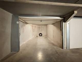 Deze vlot inrijbare garagebox is gelegen op -1 in de Duinenstraat, op de hoek met de K. Mercierstraat, net achter de Zeedijk.Afmetingen van deze...