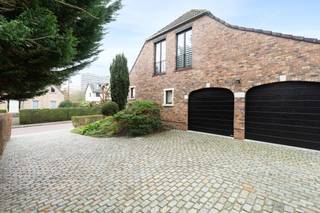 Te koop: open bebouwing in een rustige villawijk van Brussel, gelegen aan Avenue de l'Amphore 15, op korte afstand van scholen, openbaar vervoer...