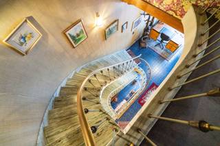 IMMO FRANCOIS MEETJESLAND PRESENTEERT BOELARE 110!<br /><br />WIJ VERWIJZEN U VOOR ALLE INFO &amp; DOCUMENTEN GRAAG DOOR NAAR ONZE WEBSITE: IMMOFRANCOIS.BE.<br /><br />WENST U EEN GRATIS EN VRIJBLIJVENDE VERKOOPSANALYSE MET WAARDEBEPALING VAN UW EIGENDOM? DARIO KOMT GRAAG BIJ U LANGS!<br /><br />Ontdek de rijke geschiedenis van deze statige woning, ooit bewoond door de eigenaars van stokerij Brandy. Deze prachtige en karaktervolle woonst werd eind jaren ’60 gebouwd met kwalitatieve materialen en oog voor stijl en elegantie.<br /><br />Gelegen in het centrum van Eeklo, biedt deze woning een unieke kans voor wie droomt van een huis met uitstraling en een doordachte indeling over drie verdiepingen. Hoewel de woning nog kan worden aangepast aan moderne energie-eisen, vormt ze een solide basis voor een comfortabele toekomst. Bovendien geniet u van de voordelen van wonen dicht bij het bruisende centrum van Eeklo.<br /><br />Bij het betreden van de eerste verdieping valt meteen de ruime en lichte woonkamer op, waarin de authentieke charme van het huis perfect tot zijn recht komt. Aansluitend bevindt zich de keuken met een aparte berging. Het ruime terras aan de achterzijde vormt een heerlijke buitenruimte, met extra opslagmogelijkheden.<br /><br />Op de tweede verdieping vinden we vier slaapkamers, elk met veel lichtinval. Daarnaast is er een extra kamer die ideaal is als bureau, hobbyruimte of extra slaapkamer. De badkamer is uitgerust met een ligbad en dubbele wastafels. Een apart toilet is eveneens aanwezig op deze verdieping.<br /><br />Bent u op zoek naar een statige woning met karakter in het hart van Eeklo? Aarzel dan niet om contact op te nemen met Dario Van Kerckvoorde van Immo Francois Meetjesland voor meer informatie of een bezoek ter plaatse.<br /><br />GRAAG ALS EERSTE OP DE HOOGTE VAN ONS AANBOD? 1) BEZORG ONS UW ZOEKVOORKEUREN EN WE HOUDEN CONTACT, 2) VOLG @IMMOFRANCOISMEETJESLAND VIA INSTAGRAM<br /><br />