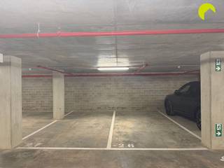 <p><span>3 ondergrondse staanplaatsen te huur in project Stadsterras te Mortsel</span></p><p><span>In het hart van Mortsel, binnen het recente project Stadsterras, bieden wij drie ondergrondse staanplaatsen te huur aan. Dankzij de centrale ligging zijn deze parkeerplaatsen ideaal voor zowel buurtbewoners als zelfstandigen of werknemers die op zoek zijn naar een vlot bereikbare parkeeroplossing.</span></p><p><span>Indeling:</span><span><br />De ondergrondse parking is eenvoudig toegankelijk via nummerplaatherkenning, waardoor u comfortabel kan in- en uitrijden. Het parkeersysteem werkt volgens het principe van vrije parkeerplaatsen, waardoor u niet gebonden bent aan een vaste staanplaats. U bent vrij om te parkeren op niveau </span><span>-</span><span>1 of </span><span>-</span><span>2. Via de lift bereikt u vervolgens eenvoudig opnieuw het gelijkvloers.</span></p><p><span>Nuttige informatie:</span><span><br />· Onmiddellijk beschikbaar<br />· Verhuur onder het BTW-stelsel (21% BTW van toepassing)<br />· Huurprijs: 50 euro per staanplaats/maand, exclusief 21% BTW<br />· Vrij parkeren op niveau -1 en -2<br />· Toegang via nummerplaatherkenning</span></p><p><span> </span></p><p><span>Voor meer info bel habicom op 03/449.42.41 of mail ons op hallo@habicom.be</span></p><p><span>Benieuwd naar de waarde van uw woning? Check het gratis op <span>www.watismijnhuiswaard.be</span></span><span> </span></p><p><span> </span></p>