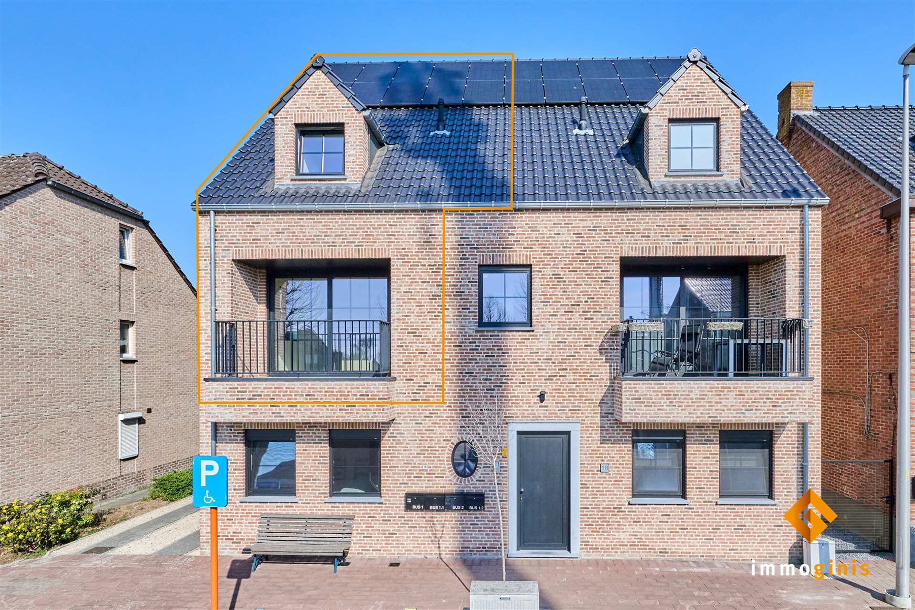 Ruim duplexappartement met 2 slaapkamers, groot terras, kelderberging en carport. - foto 1