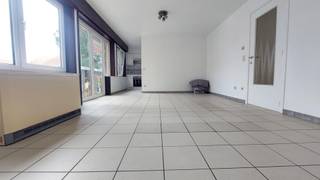 Centraal gelegen appartement nabij openbaar vervoer, spuikom en scholen<br />op de Vuurtorenwijk te Oostende<br /><br />Gelegen op de 2° verdieping. Er is geen lift aanwezig.<br /><br />Omvat: inkomhal met vestiairehoek en een apart toilet. <br /><br />Ruim en lichtrijke woonkamer, open ingerichte keuken met kasten, kookplaat en dampkap.<br />Een aanpalende bergruimte aan de keuken met aansluiting wasmachine<br /><br />3 slaapkamers waarvan 1 met kleinere kamer met balkon.<br />Badkamer met ligbad, lavabomeubel en toilet; <br /><br />Gemeenschappelijke fietsenberging.<br /><br />Huurprijs van 850 euro per maand. Geen extra algemene lasten <br />Huurwaarborg is 3 maanden huur.<br /><br />Beschikbaar vanaf 1 juli 2025 <br /><br />De eigenaar zoekt rustige mensen met vast werk of op pensioen. <br />Geen huisdieren toegelaten. <br /><br />Geschikt voor maximaal 4 personen ( gezin met maximaal 2 kinderen )<br /><br /><strong>Bezoeken mogelijk op afspraak.</strong><br /><br />