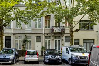 <p><span>Woning opgedeeld in 4 verhuurde appartementen te koop in Antwerpen! </span></p><p><span> </span></p><p><span>Gelegen op slechts enkele minuten </span><span>wandelen</span><span> van het </span><span>centrum van Antwerpen. Alles</span><span> bevindt zich op </span><span>wandelafstand</span><span>: winkels, supermarkten, horeca en ook het </span><span>Centraal Station</span><span> is vlot bereikbaar te voet. </span></p><p><span> </span></p><p><span>Momenteel verhuurd aan €3000/ maand, dit geeft ca 6% bruto rendement!</span></p><p><span> </span></p><p><span>Kelder</span><span> </span></p><p><span> </span></p><p><span>Gelijkvloers</span></p><p><span>Appartement met 1 slaapkamer, volledig geïnstalleerde open keuken, badkamer met douche, lavabo en toilet, stadskoer</span></p><p><span>Achterkamer gebruikt als stockruimte</span></p><p><span> </span></p><p><span>Verdieping 1</span></p><p><span>Appartement met 1 slaapkamer, volledig geïnstalleerde open keuken, badkamer met douche, lavabo en toilet, terrasje</span></p><p><span> </span></p><p><span>Verdieping 2</span></p><p><span>Appartement met 1 slaapkamer, volledig geïnstalleerde open keuken, badkamer met douche, lavabo en toilet</span></p><p><span> </span></p><p><span>Verdieping 3</span></p><p><span>Appartement met 1 slaapkamer, volledig geïnstalleerde open keuken, badkamer met douche, lavabo en toilet</span></p><p><span> </span></p><p><span>Bijzonderheden:</span></p><p><span> </span></p><p><span>- </span><span>Volledig verhuurd</span></p><p><span>- Kelder</span></p><p><span>- Dubbele beglazing met PVC</span></p><p><span>- Centrale ligging</span></p><p><span>- CV op gas</span></p><p><span>- Huuropbrengst: GLVL €650/m; stock-ruimte €300/m; V1 €550/m; V2 €700/m incl. gas en elektriciteit; V3 €800/m incl. gas en elektriciteit</span></p><p><span> </span></p><p><span>Ben jij geïnteresseerd in deze woning te koop in Antwerpen, ben je op zoek naar ander vastgoed of wens je de waarde van jouw eigendom te kennen? Dan ben je bij BOLT immo aan het juiste adres! Wij helpen jou graag verder.</span><span> </span></p><p><span> </span></p><p><span> </span></p>