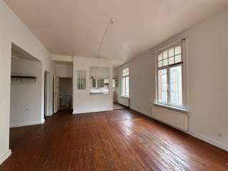 <p><span>Bent u op zoek naar een interessante investering? Dan is dit uitzonderlijk vastgoed precies wat u zoekt!</span></p><p><span>De woning is opgedeeld in 2 appartementen met 2 slaapkamers en 2 duplexen met zeer veel potentieel. Bel ons om een bezoek in te plannen en laat u verrassen.</span></p><p><span> </span></p><p><span>Bijzonderheden:</span></p><p><span>EPC Energielabel E - 426 kwh/(m² jaar)</span></p><p><span>Renovatieplicht: alle woningen en appartementen die vanaf 2023 zijn aangekocht met Label E of F, moeten verplicht gerenoveerd worden naar minimum label D binnen de 6 jaar na aankoop.</span></p><p><span>Er is overal dubbele beglazing</span></p><p><span>Alle nutsvoorzieningen, behalve water, zijn apart</span></p><p><span>Het gebouw is asbestveilig</span></p><p><span>P-score: A</span></p><p><span>G-score: A</span></p>