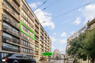 Dit ruim éénslaapkamerappartement bevindt zich in het centrum van Oostende, op wandelafstand van alle voorzieningen. Om de hoek is er de Zeedijk met het strand en wat verderop is er het commerciële en bruisende stadscentrum waar alle winkels en faciliteiten beschikbaar zijn.<br /><br />Het appartement is volledig instapklaar en dankzij de ligging uitermate interessant voor alle doeleinden, gaande van vaste bewoning of als tweede verblijf. <br /><br />De grote leefkamer is lichtrijk dankzij het brede raampartij. Aansluitend is er een functionele kookhoek. Verder is er één grote slaapkamer aanwezig. De badkamer werd reeds vernieuwd en is uitgerust met een modern lavabomeubel en een grote inloopdouche, het toilet is apart. <br /><br />Aan bergruimte geen gebrek; in het appartement zelf is er een technische berging en in de kelderverdieping is er tevens een privatieve berging aanwezig. <br /><br />Het pand beschikt daarenboven over een blanco asbestattest en een zeer gunstig EPC label A!<br /><br />Bent u op zoek naar een interessante investering of dé perfecte uitvalsbasis aan de kust? Aarzel dan niet en neem contact op voor meer info of een afspraak! <br /><br />