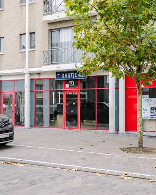 <p><span>DEINZE CENTRUM - Riante handelsruimte op toplocatie te huur</span></p><p><span> </span></p><p><span>Bent u op zoek naar een ruime handelsruimte in het centrum van Deinze?</span></p><p><span>Deze commerciële ruimte op de Markt combineert een gunstige ligging met uitstekende visibiliteit en veel passage. </span></p><p><span>Ideaal voor de uitbating van een handelszaak, kantoor of praktijkruimte.</span></p><p><span> </span></p><p><span> </span></p><p><span>Enkele troeven in een notendop: </span></p><ul><li><span>Nuttige vloeroppervlakte van 121m²</span></li><li><span>Absolute toplocatie in centrum Deinze</span></li><li><span>Tal van indelingsmogelijkheden</span></li><li><span>Hoge plafonds en open ruimtes</span></li><li><span>Geschikt voor vrije beroepen, klein- of detailhandel, horeca of kantoor</span></li><li><span>Grote zichtbaarheid dankzij twee ingangsdeuren en brede vitrine</span></li><li><span>Gunstige EPC Label B</span></li></ul><p><span> </span></p><p><span>Indeling</span><span>: Onthaalruimte, handelsgelijkvloers, twee aparte toiletten en berging.</span></p><p><span> </span></p><p><span> </span></p><p><span>Belangrijk: </span></p><p><span>Huurprijs: 1.500 EUR/maand</span></p><p><span>Nutsvoorzieningen apart af te rekenen</span></p><p><span>Handelshuurovereenkomst</span></p><p><span> </span></p><p><span>Interesse? Contacteer Axel Lenaerts makelaars voor meer info via 09 245 24 24 of <span>Laurens@axellenaerts.be</span></span><span> </span></p>