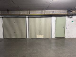 Bent u op zoek naar een veilige en vlot bereikbare parkeeroplossing in Middelkerke? Deze garagebox, gelegen in de Koninginnelaan 99, biedt een praktische oplossing voor het stallen van uw wagen of als extra opslagruimte.<br /><br />De garage heeft een afmeting van ongeveer 5,10 m diep en beschikt over een praktische indeling die geschikt is voor verschillende types wagens. Dankzij het gebouw in eigen beheer geniet u bovendien van een uiterst lage syndicale kost.<br /><br />Afmetingen:<br /><br />Hoogte: 2,02 m<br /><br />Breedte inrit: 2,12 m<br /><br />Breedte garage: 2,38 m<br /><br />Diepte: 5,10 m<br /><br />De centrale ligging in Middelkerke zorgt voor een vlotte bereikbaarheid en maakt deze garage interessant voor zowel eigen gebruik als investering.<br /><br />Voor meer informatie of een bezoek kunt u contact opnemen met Inti op inti@immofrancois.be of 0499 74 89 74.<br /><br />