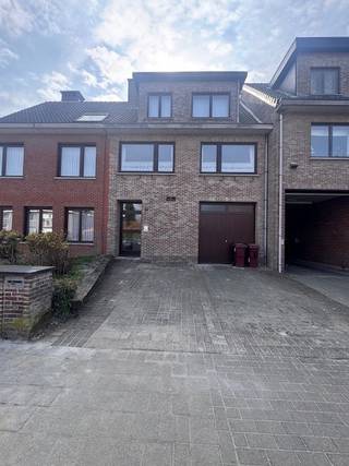 Zeer rustig gelegen appartementsgebouw bestaande uit slechts 3 appartementen nabij verschillende winkels, openbaar vervoer, scholen, ......