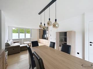 <p><span>Deze gerenoveerde woning is op zoek naar zorgzame bewoners die er een warme thuis van willen maken. Dankzij de aangename indeling, de ruime buitenruimte en de praktische voorzieningen biedt deze woning alle comfort voor comfortabel woonplezier. De woning beschikt over een zonnige, ruime tuin waar u in alle rust kunt genieten van het buitenleven. Op de oprit is plaats voor twee wagens. Extra pluspunt: de tuin is afgesloten met een elektrische poort.</span></p><p><span><br /></span><span>Gelijkvloers</span></p><ul><li><span>Gezellige leefruimte met veel lichtinval </span></li><li><span>Volledig ingerichte keuken voorzien van alle nodige comfort </span></li><li><span>Badkamer met ligbad</span></li><li><span>Bergruimte met aansluiting voor wasmachine</span></li><li><span>Toilet</span></li><li><span>Toegang tot de kelder, ideaal als extra bergruimte </span></li></ul><p><span>Eerste verdieping</span></p><ul><li><span>2 ruime slaapkamers </span></li><li><span>Toegang tot bergzolder</span></li></ul><p><span>Praktische informatie</span></p><ul><li><span>Beschikbaar vanaf 1 juli 2026 </span></li><li><span>Huurwaarborg: 3 maanden huur (via Korfine) </span></li><li><span>Kosten plaatsbeschrijving: 50/50 verdeeld tussen huurder en verhuurder </span></li><li><span>Mogelijkheid tot overname van aanwezige meubels </span></li></ul><p><span> </span></p><p><span> Interesse of vragen? Neem gerust contact op voor meer informatie of een bezoek.</span></p>