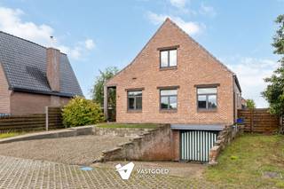 <p><span>Instapklare open woning gelegen op een rustige ligging</span></p><p><span> </span></p><p><span>Belangrijkste troeven:</span></p><p><span>- Gelegen in een rustige omgeving, nabij het centrum van Balen</span></p><p><span>- Instapklare woning dankzij perfecte onderhoud en opfrissingswerken</span></p><p><span>- Ruime woning met mooie ruimtes</span></p><p><span>- Slaapkamer op het gelijkvloers</span></p><p><span>- Volledig onderbouwde kelder aansluitend met garage</span></p><p><span>- Ruim overdekt terras</span></p><p><span> </span></p><p><span>Bekijk zeker ook de grondplannen met de afmetingen. Zo krijgt u van thuis uit al een perfect beeld van wat deze woning te bieden heeft!</span></p><p><span>Wenst u meer info of een vrijblijvende bezichtiging, contacteer dan ons kantoor op het nummer 014 39 99 99 en wij helpen u graag verder.</span></p>