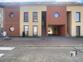 <p><span>Instapklaar 1-slaapkamerappartement met carport in het centrum van Schaffen </span></p><p><span>Bent u op zoek naar een compact, instapklaar appartement op een centrale ligging? </span></p><p><span>Of zoekt u een interessante investering met beperkt onderhoud en lage gemeenschappelijke kosten? </span></p><p><span>Dan is dit 1-slaapkamerappartement in het centrum van Schaffen absoluut het ontdekken waard.</span></p><p><span>Centrale ligging nabij Diest </span></p><p><span>Het appartement is gelegen in het hart van Schaffen, waar u dagelijkse voorzieningen zoals een bakker, school en supermarkt vlakbij vindt. </span></p><p><span>Ook Diest-stad en het station van Diest zijn vlot bereikbaar: met de fiets staat u in ongeveer 9 minuten aan het station, met de wagen zelfs in circa 5 minuten. </span></p><p><span>Dankzij deze praktische ligging geniet u van een goede verbinding met de omliggende gemeenten én van alle comfort in de directe buurt.</span></p><p><span>Praktische indeling </span></p><p><span>Het appartement bevindt zich op de eerste verdieping en is bereikbaar via de trap. Bij het binnenkomen komt u terecht in de inkomhal, met toegang tot het aparte toilet en de leefruimte.</span></p><p><span>De leefruimte vormt een aangenaam geheel met de eetplaats en open keuken. De keuken is uitgerust met de nodige toestellen. Vanuit de leefruimte bereikt u de aparte slaapkamer.</span></p><p><span>De badkamer beschikt over een douchecabine, lavabomeubel en aansluiting voor wasmachine. Daarnaast is er een praktische berging met elektrische warmwaterboiler.</span></p><p><span>Achteraan het gebouw beschikt u over een eigen carport. Er is geen privatief terras, maar wel een gemeenschappelijke tuin die door de bewoners gebruikt kan worden.</span></p><p><span>Instapklaar en interessant geprijsd </span></p><p><span>Dit appartement is compact, verzorgd en volledig instapklaar. Het is voorzien van dubbele beglazing, elektrische verwarming en conforme elektriciteit, goedgekeurd tot 2031. </span></p><p><span>Bovendien zijn de gemeenschappelijke kosten zeer beperkt, ongeveer €25 per maand.</span></p><p><span>Dankzij de scherpe prijs, centrale ligging en praktische indeling is dit appartement geschikt voor zowel eigen bewoning als investering. Bent u koper van uw eerste en enige woning en gaat u er zelf wonen? Dan komt u mogelijk in aanmerking voor het verlaagde tarief van 2% registratierechten. Dat kan een mooie besparing betekenen op de aankoopkosten.</span></p><p><span>Troeven op een rij </span></p><p><span>Centrale ligging in Schaffen <br />Vlotte verbinding naar Diest-stad en station <br />Open leefruimte met ingerichte keuken <br />Badkamer met douche, lavabomeubel en wasmachineaansluiting <br />Aparte berging <br />Eigen carport achteraan <br />Gemeenschappelijke tuin <br />Dubbele beglazing <br />Elektriciteit conform tot 2031 <br />Lage gemeenschappelijke kosten <br />Geschikt voor eigen bewoning ( starterseigendom ) én investering </span></p><p><span>Interesse? </span></p><p><span>Kom dit tof appartement zeker ontdekken tijdens een bezoek. </span></p><p><span>Bel Immo Diest voor een afspraak op 013 31 25 22 of mail naar info@immodiest.be<br />Wij laten u dit appartement graag zo snel mogelijk bekijken. </span></p><p><span> </span></p>