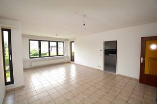 Ruim appartement (95 m²) met veel lichtinval (type half open bebouwing) op de eerste verdieping van een kleinschalig gebouw, gelegen in een rustige straat maar op wandelafstand van centrum Lier, bestaande uit: inkomhal met apart toilet met handenwasser en plek voor vestiaire; ruime woonkamer met toegang tot terras aan de voorzijde; ingerichte keuken voorzien van kwalitatieve toestellen en plaats voor ontbijttafel; berging/wasplaats met individuele CV ketel op aardgas en aansluiting voor was- en droogautomaat; badkamer met lavabomeubel en inloopdouche; 2 volwaardige slaapkamers met toegang tot terras achterzijde. Ruime garagebox en kelderberging inbegrepen! Aparte meters voor gas en elektriciteit. Aluminium schrijnwerk met dubbele beglazing en deels rolluiken. Provisie maandelijkse kosten: 40 euro (privatief waterverbruik). Onmiddellijk beschikbaar of overeen te komen. EPC: 197 kWh/m²