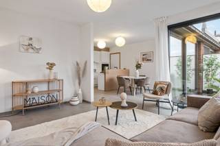 - Duplex nieuwbouwappartement op de 2de en 3de verdieping (lift aanwezig)<br />- Ideale ligging (Beselarestraat 322, Beselare)<br />- Lichtrijke leefruimte<br />- Open keuken met koele berging<br />- 2 slaapkamers<br />- Badkamer met douche, ligbad en dubbele wastafel<br />- Zuidgericht terras (oppervlakte 9,10 m²)<br />- Privatieve kelderberging inbegrepen<br />- Mogelijkheid tot aankoop van een carport<br />- Vloerverwarming<br />- Bewoonbare oppervlakte: 104 m²<br />- Richtprijs: € 269.500