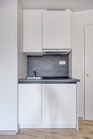 Deze instapklare studio is gelegen in het centrum van Leuven.<br /><br />De studio werd in 2025 volledig vernieuwd.<br />De indeling van deze studio is als volgt: <br />We komen binnen in de lichtrijke leefruimte met uitgeruste keuken. Verder vinden we een badkamer met douche, enkel lavabo en toilet.<br /><br />De elektriciteit is conform, de studio is asbest vrij. <br />Er word een maandelijks voorschot gevraagd voor het verbruik van water en verwarming + de gemeenschappelijke kosten. <br />Het gebouw beschikt over een lift en gemeenschappelijke fietsenstalling. <br /><br />Voor meer info of een bezoek ter plaatse, neem gerust contact met ons op.