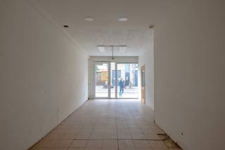 Te renoveren woning (commerciële ruimte op het gelijkvloers) en woongedeelte op het eerste en tweede verdiep.<br /><br />De woning valt heden onder een herstelvordering. Verdere info via info@accentvastgoed.be