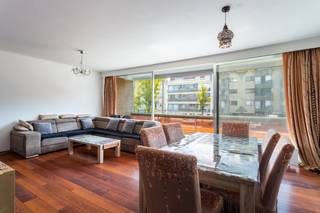 <p>Dit appartement is gelegen op de eerste verdieping van een klein gebouw. U komt binnen in een inkomhal vanwaar u een lichte woonkamer betreedt met grote raampartij die toegang geeft tot een balkon. Hier is ook plaats voor een eetkamer. <br />De dichte keuken is voorzien van kookplaat en afzuigkap, en veel kastruimte. Hier is ook een aansluiting voor een wasmachine voorzien. Verder heeft u een apart gastentoilet en een fijne badkamer, met ligbad en lavabo. De twee slaapkamers zijn ruim en voorzien van veel lichtinval. <br />Garagebox verplicht bij aan te kopen voor 30.000 EUR. Deze bevindt zich achter het gebouw. <br />Elektriciteit en gas zelf af te sluiten. Water (ongeveer 80 EUR) zit in voorshot van de gemeenschappelijke kosten. Deze bedragen ongeveer 200 EUR per maand inclusief reservekapitaal opbouw. <br />Na opfrissing een zeer fijn appartement, ook zeer geschikt voor investeerders. <br />EPC C label! AREI conforme elektrische keuring. Asbestattest aanwezig. Geen asbest. Zie bijlages op onze website. <br />Voor meer informatie www.domus-immobilien.be, bel met Irene 0475/653581 of e-mail naar Irene@domus-immobilien.be en plan snel een afspraak in! </p>